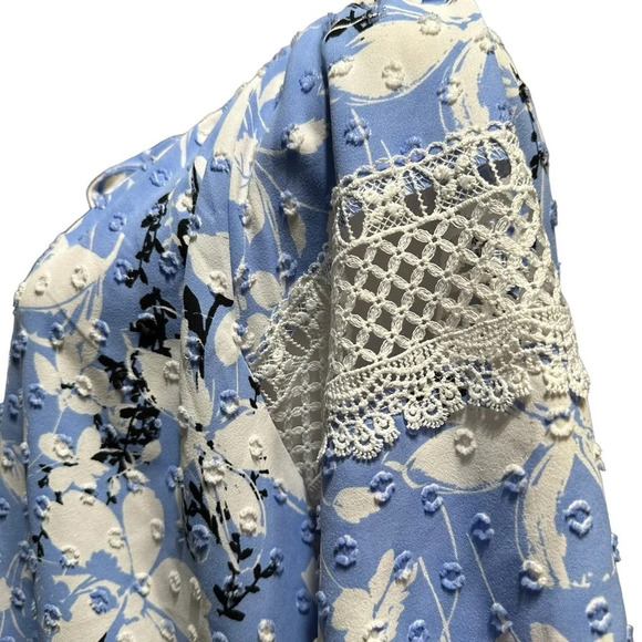 Adrienne Vittadini women's size 1X blue and white floral blouse - Picture 4 of 5